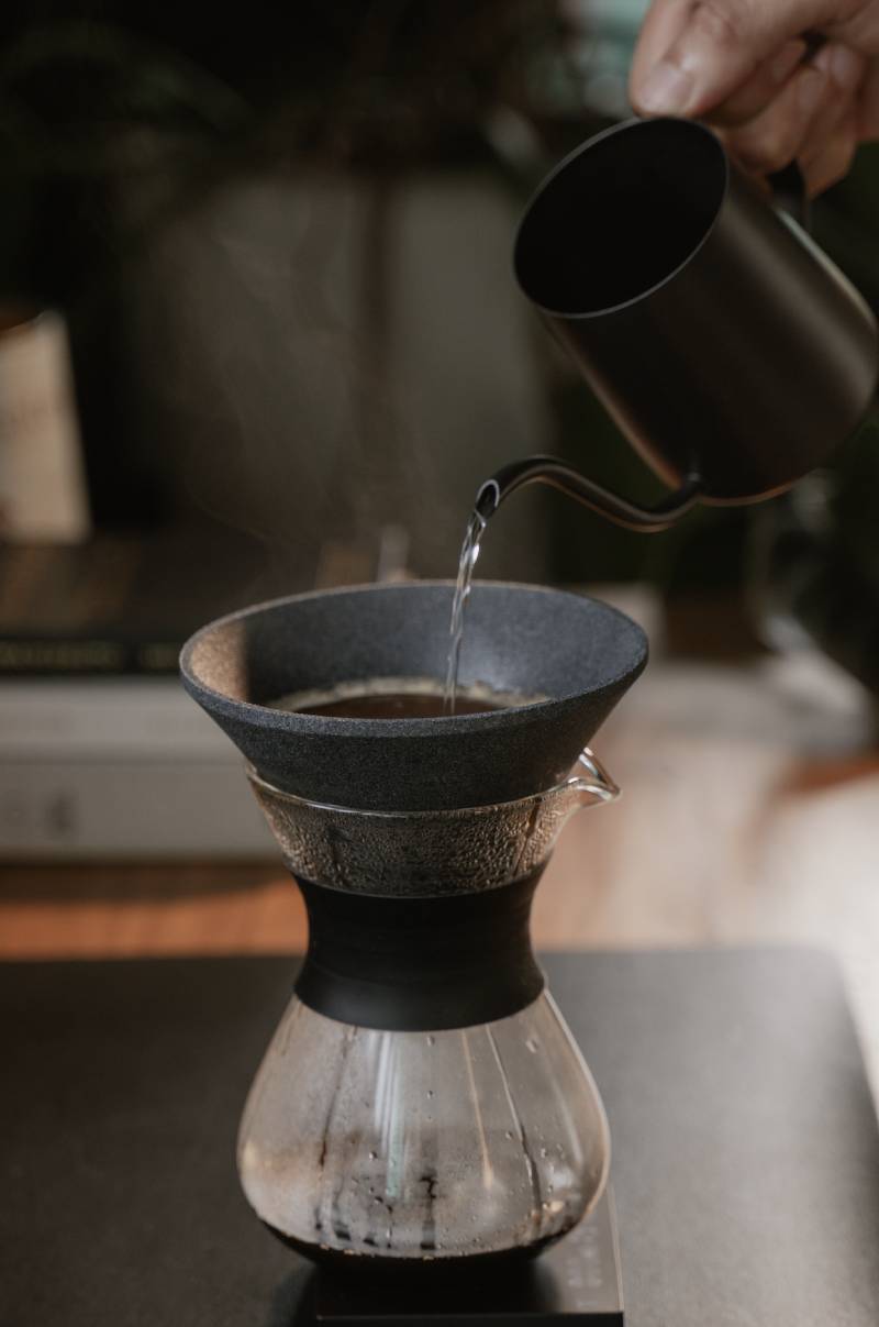 Preparación Chemex de café especial Montelargo, método de filtrado pour over con jarra gooseneck